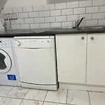 Double Bedroom With A Balcony And Ensuite Bathroom For Short Or Long Stay In London Canary Wharf With Direct Train From Heathrow, Also Convenient From Stansted And Gatwick Airport, 10 Minutes To London City Airport And Excel, 16 Minutes To Westminste