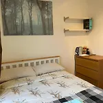 Double Bedroom With A Balcony And Ensuite Bathroom For Short Or Long Stay In London Canary Wharf With Direct Train From Heathrow, Also Convenient From Stansted And Gatwick Airport, 10 Minutes To London City Airport And Excel, 16 Minutes To Westminste