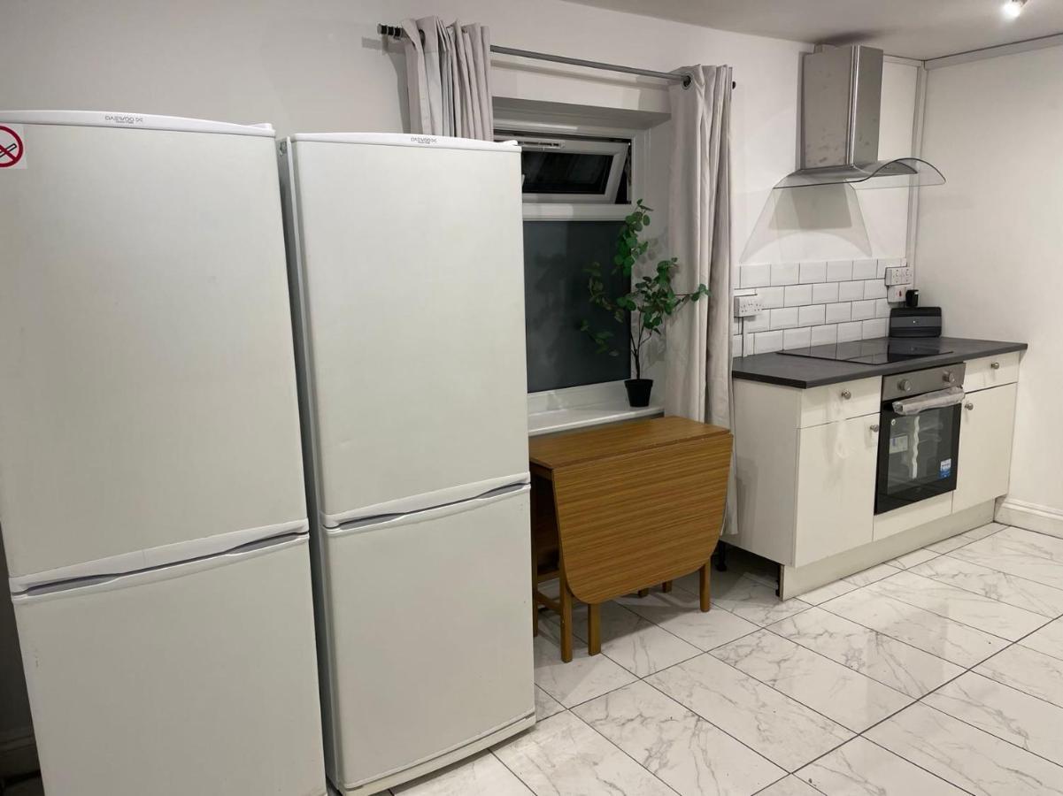 Gazde/Camere de închiriat Double Bedroom With A Balcony And Ensuite Bathroom For Short Or Long In Canary Wharf With Direct Train From Heathrow, Also Convenient From Stansted And Gatwick Airport, 10 Minutes From Airport And Excel, 16 Minutes To Westmins Londra