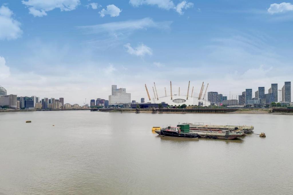 Double Bedroom With A Balcony And Ensuite Bathroom For Short Or Long In Canary Wharf With Direct Train From Heathrow, Also Convenient From Stansted And Gatwick Airport, 10 Minutes From Airport And Excel, 16 Minutes To Westmins Gazde/Camere de închiriat Londra
