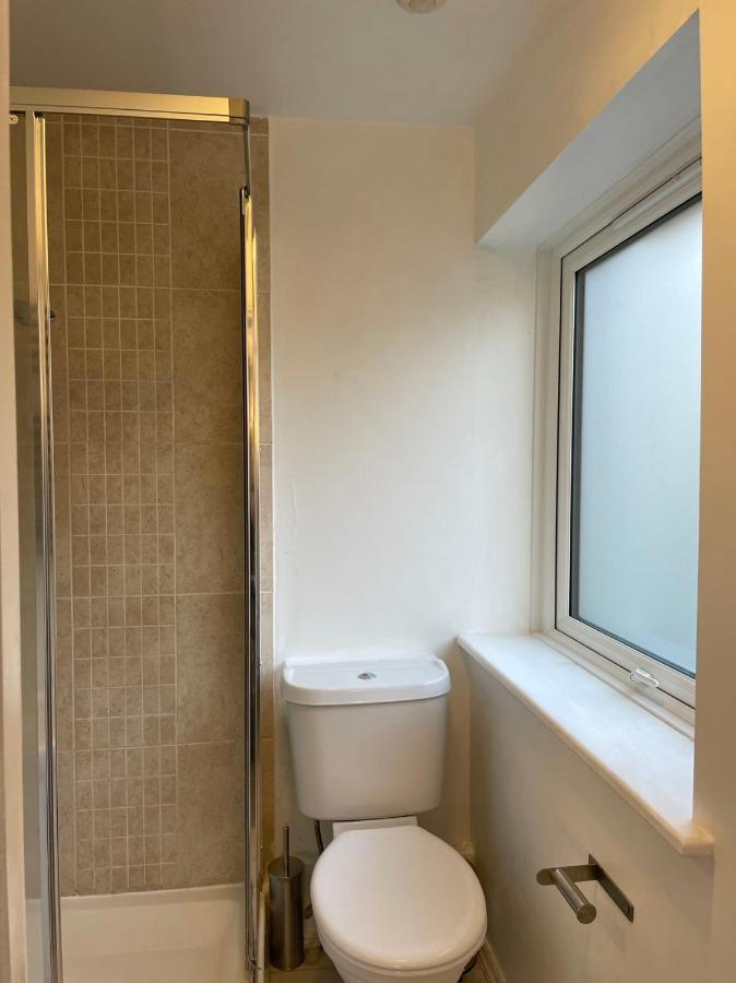 Gazde/Camere de închiriat Double Bedroom With A Balcony And Ensuite Bathroom For Short Or Long In Canary Wharf With Direct Train From Heathrow, Also Convenient From Stansted And Gatwick Airport, 10 Minutes From Airport And Excel, 16 Minutes To Westmins *