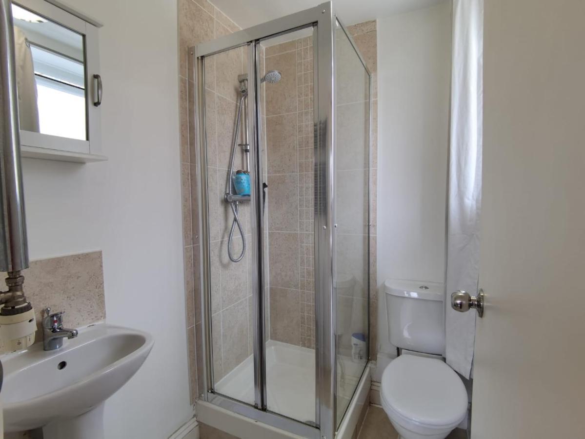 Double Bedroom With A Balcony And Ensuite Bathroom For Short Or Long In Canary Wharf With Direct Train From Heathrow, Also Convenient From Stansted And Gatwick Airport, 10 Minutes From Airport And Excel, 16 Minutes To Westmins Gazde/Camere de închiriat Londra